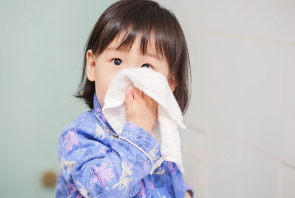 Trẻ bị viêm đường hô hấp trên hoàn toàn có thể được chăm sóc tại nhà